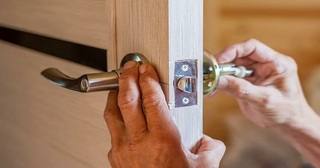 Установка и замена дверной ручки в Мирном от 273 руб. – Мастер24, монтаж фурнитуры, недорого